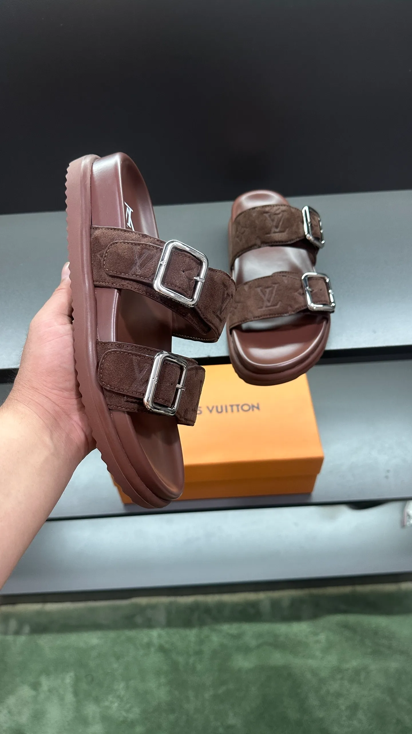 P320 🔍Top purchasing agent LV men's spring and summer slippers counter synchronized. The uppers are made of cowhide fabric imported from Italy, with logo graphics and high-quality craftsmanship. The soles are: original soles specially provided by the original factory. Exclusive molded soles are super comfortable. Original factory follow-up orders. 🔍🔍High quality. You can enter and exit the counter at will. Welcome to compare. Size 38-45